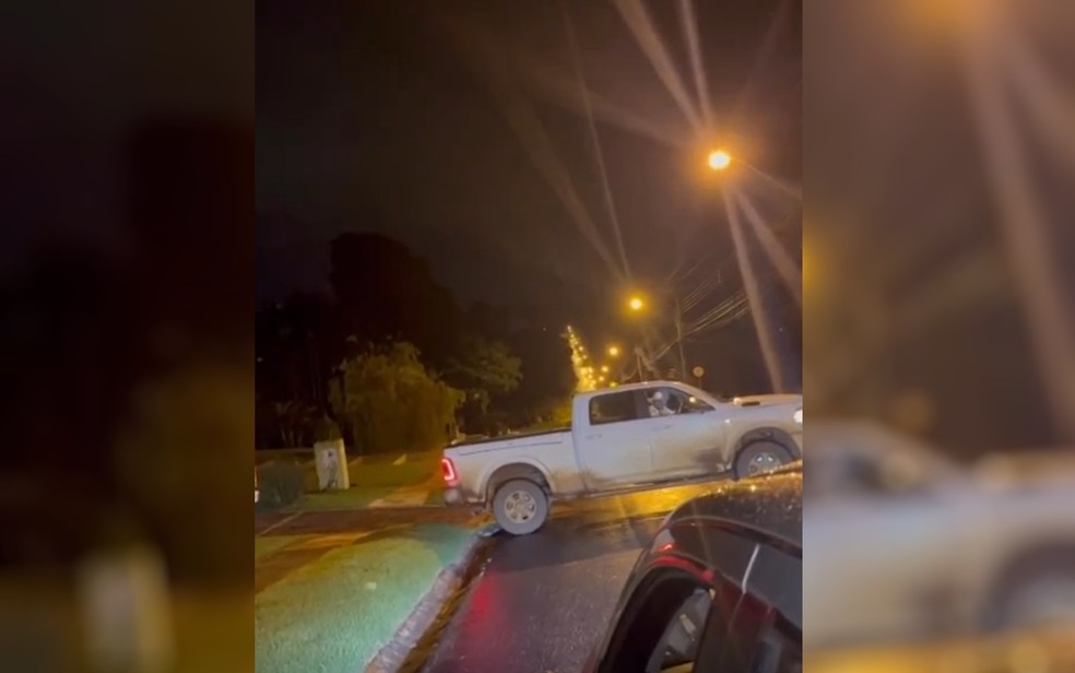 Empresrio para caminhonete e faz serenata na porta da casa de Leonardo - Gois  Foto: Reproduo/TikTok Robson Rios