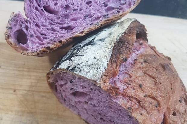 O pão de batata doce roxa feito em panela de ferro (Foto: divulgação)