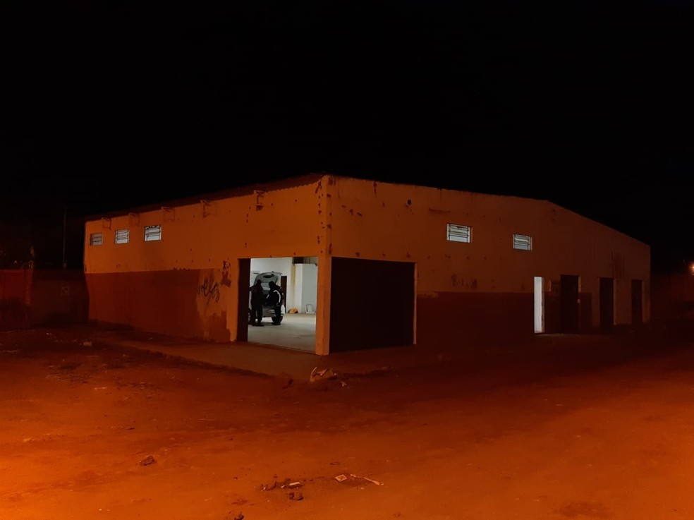Marcenaria onde foi encontrado o carro na madrugada deste domingo (7) — Foto: PM/Divulgação