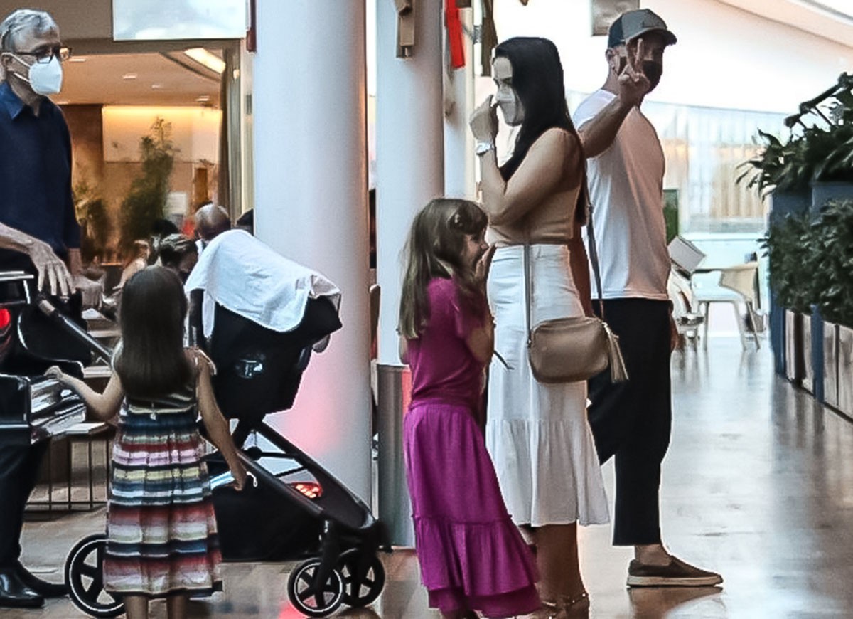 Malvino Salvador passeia com a família em shopping no Rio (Foto: AgNews)