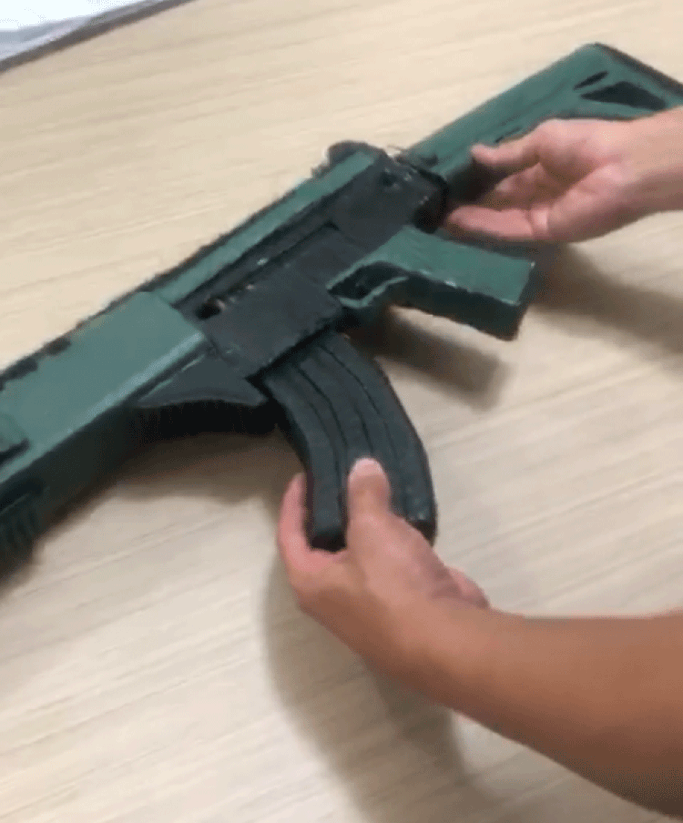 Fuzil de papelão apreendido com adolescente em sua casa, na Zona Norte de São Paulo, segundo a Secretaria da Segurança — Foto: Reprodução/Redes sociais