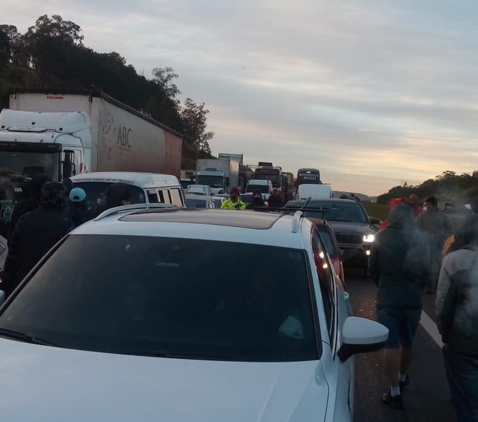 Acidente interdita Rodovia dos Bandeirantes em Jundiaí — Foto: Polícia Rodoviária/Divulgação