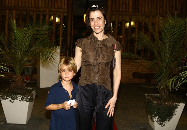 Fernanda Torres e o filho caçula, Antônio (Foto: Marcello Sá Barretto/AgNews)