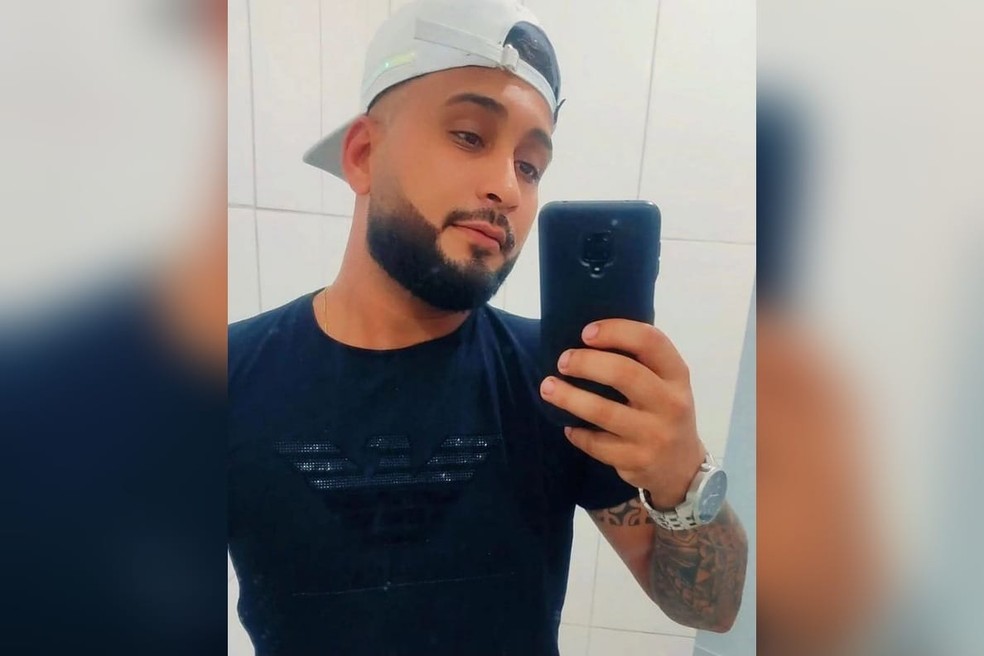 Uilgner Rodrigues, de 30 anos, natural de Guarujá (SP) morreu ao mergulhar no lago conhecido como Buraco Azul, no município de Cruz (CE) — Foto: Reprodução/Instagram