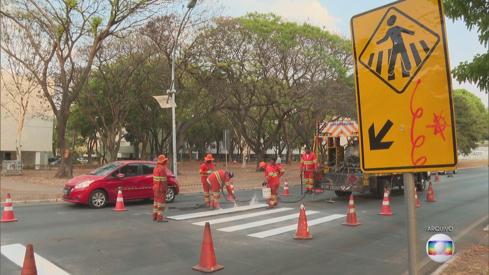 Revitalização de faixa de pedestre em Brasília — Foto: TV Globo/Reprodução