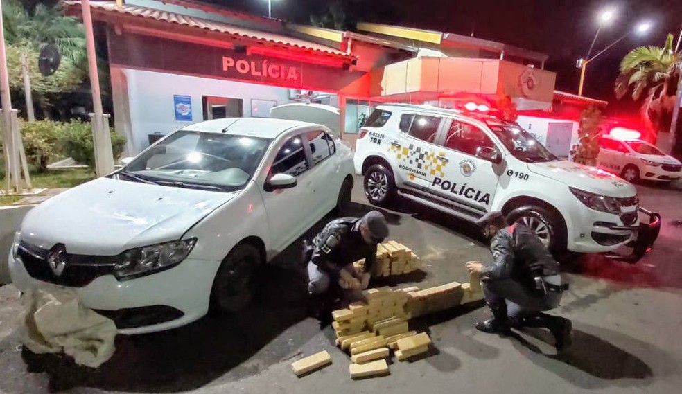 Jovem de 23 anos disse aos policiais que levaria a droga para Sumaré (Marília) — Foto: Polícia Rodoviária/Divulgação