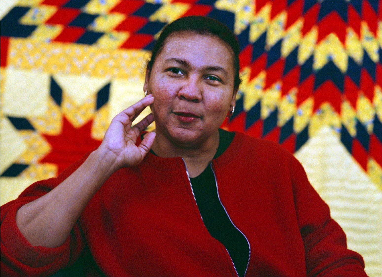 01/20/99 Black feminist Bell Hooks during interview for her new book. Said the feminist writer who argues against all racial, class or gender stereotyping, 'Don't take my picture so close up. That's what White photographers do.' CREDIT: Margaret Thomas TW (Foto: The Washington Post via Getty Im)