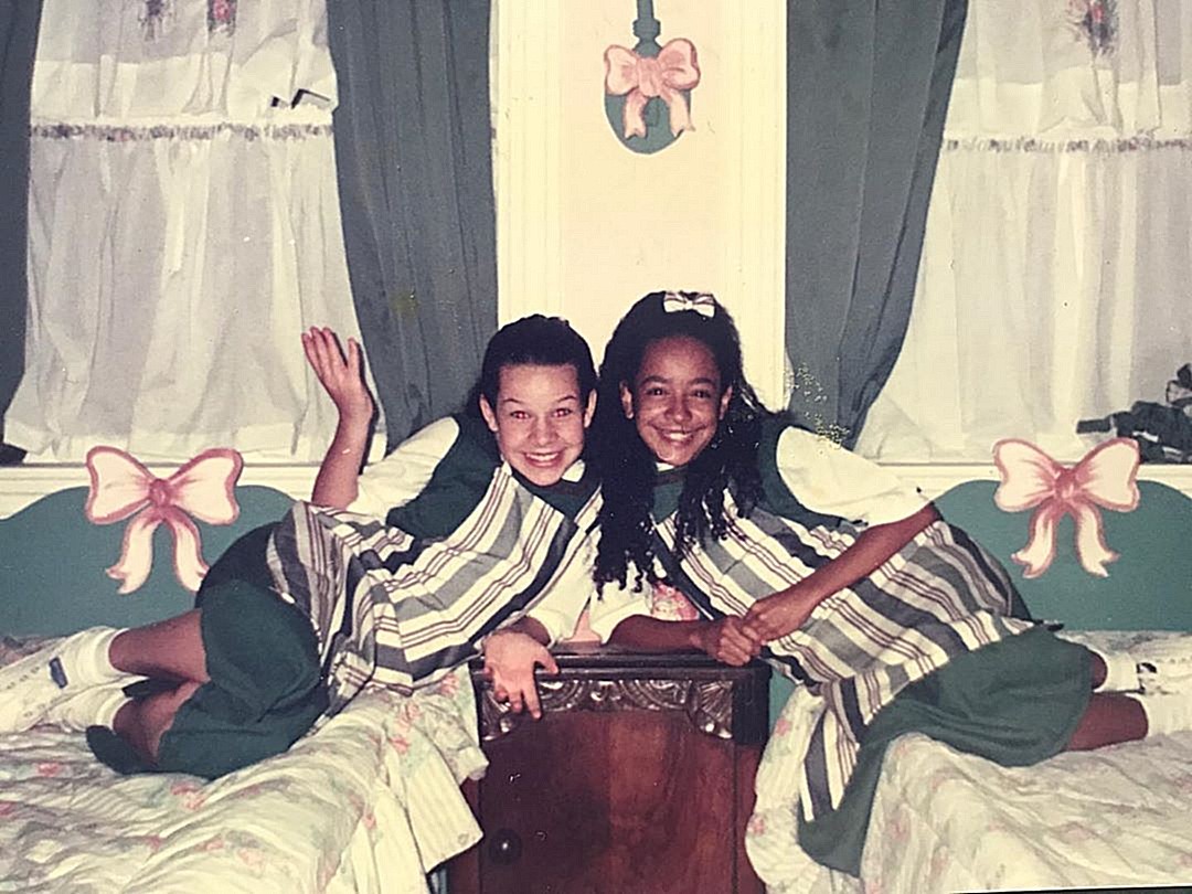 Fernanda Souza e Aretha Oliveira caracterizadas como as chiquititas Mili e Pata na primeira fase da novela, em 1997 (Foto: Reprodução/Instagram)