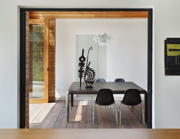 Casa de campo de 375 m² explora a luz natural e o mobiliário contemporâneo (Foto: Assaf Pinchuk)