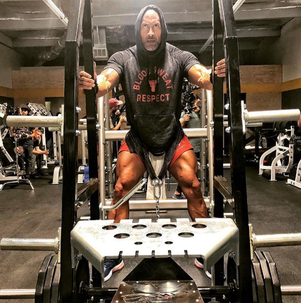 The Rock malha no aniversário de 47 anos e mostra músculos e veias saltadas  - Quem