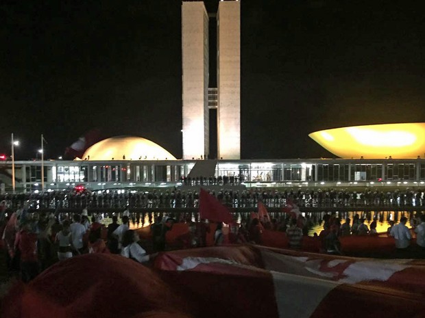 Manifestantes em frente ao Congresso Nacional (Foto: Alexandre Bastos/G1)