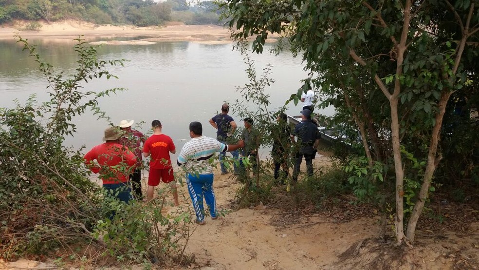 Bombeiros fizeram buscas e encontraram corpo do rapaz no Rio Peixoto (Foto: PolÃ­cia Militar de MT)