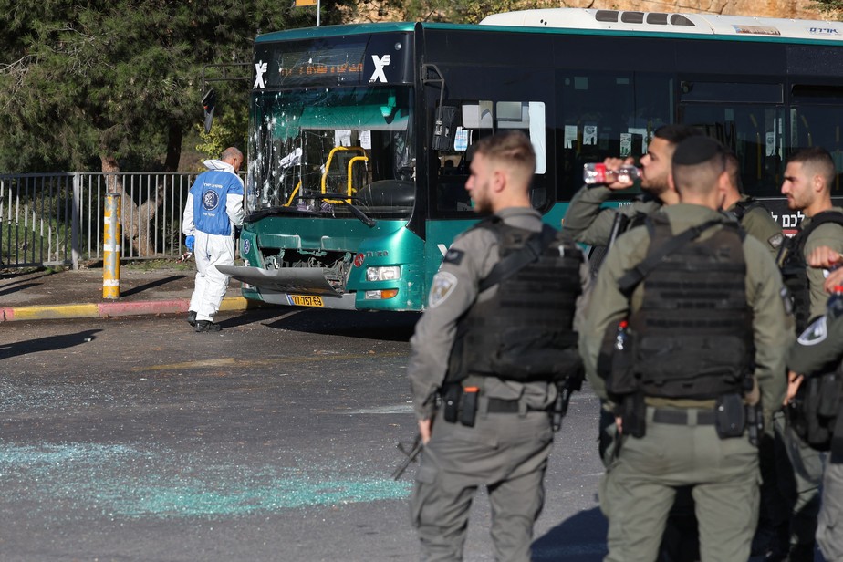Forças de segurança israelenses chegam a local de uma explosão em um ponto de ônibus em Jerusalém