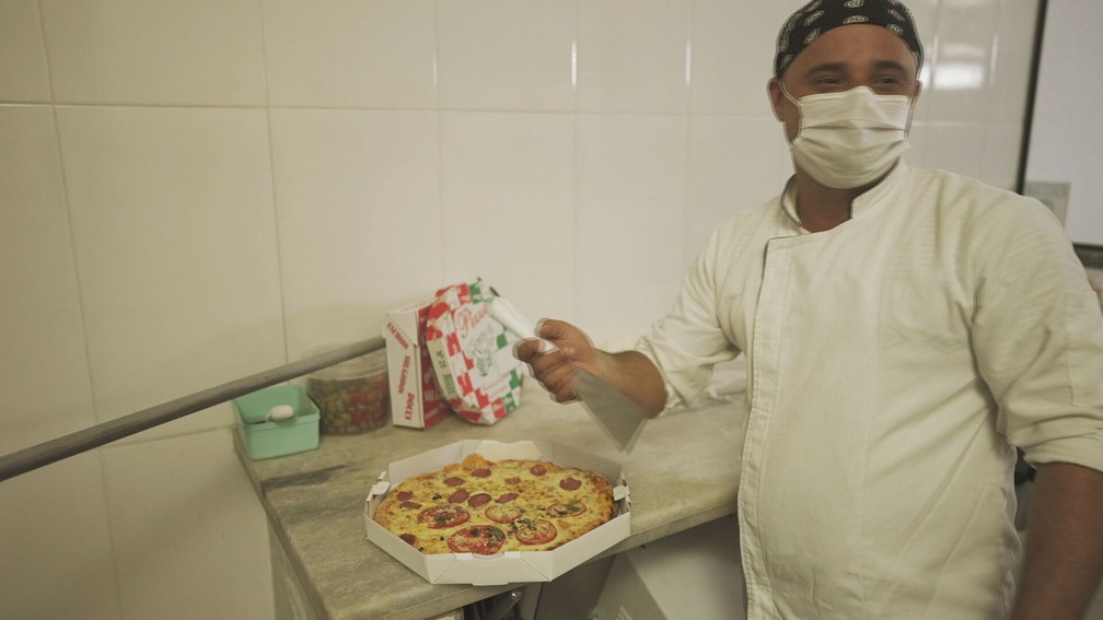 Além de fazer pizza, João começou a entregar também — Foto: Globo Repórter/ Reprodução