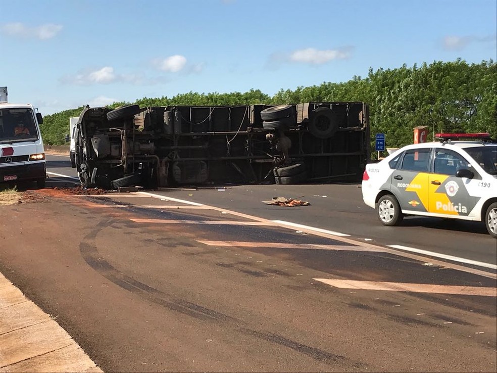 As duas pistas da rodovia foram interditadas para atendimento da ocorrência (Foto: Simone Zangaro/ Arquivo pessoal )