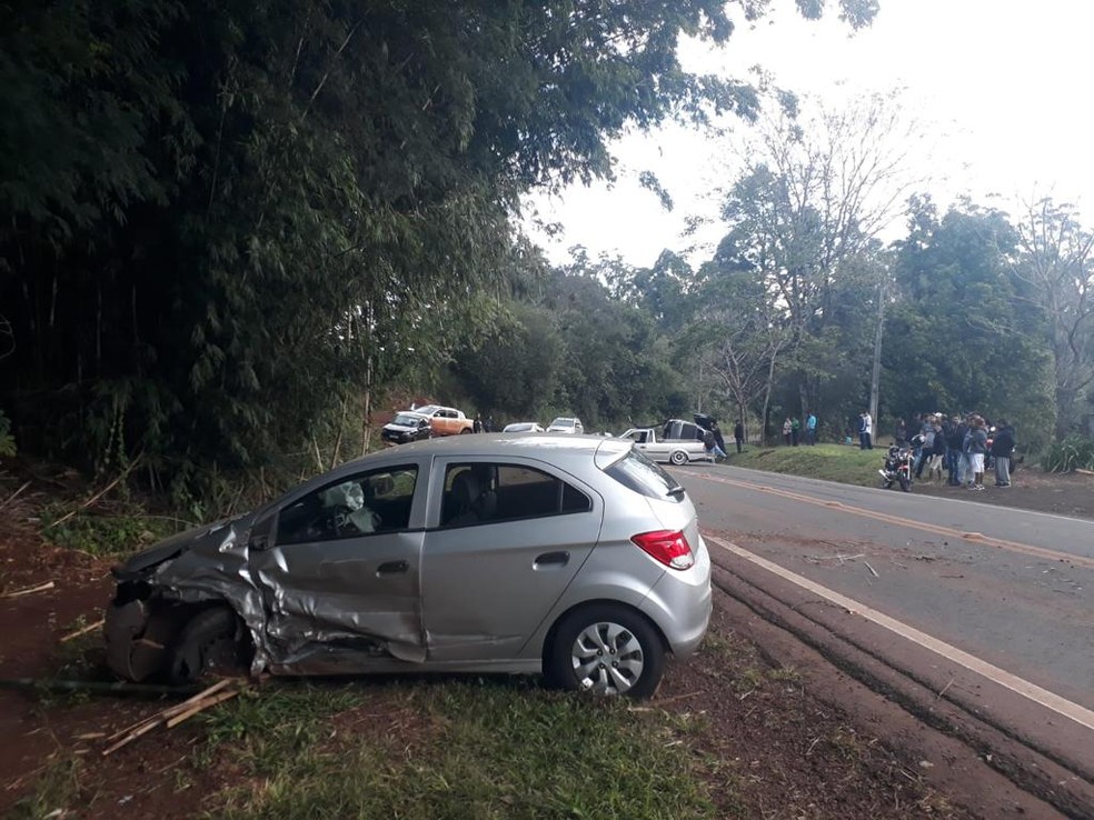 Jovem e 2 mulheres ficam feridos em acidente que envolveu três carros na PR-180, em Nova Aurora — Foto: Divulgação/PRE