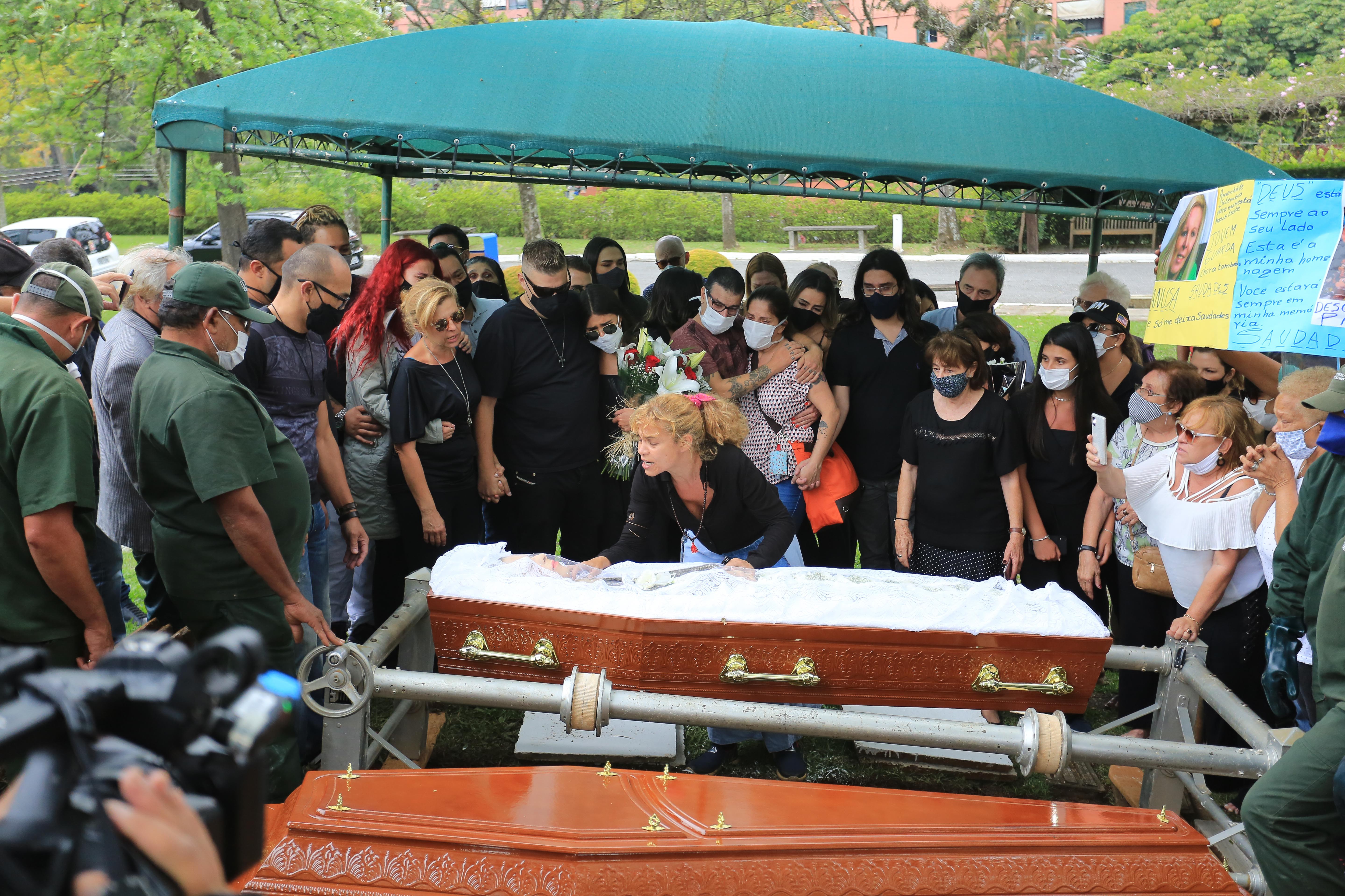 Familiares e amigos se despedem de Vanusa (Foto: Amauri Nehn/Brazil News)