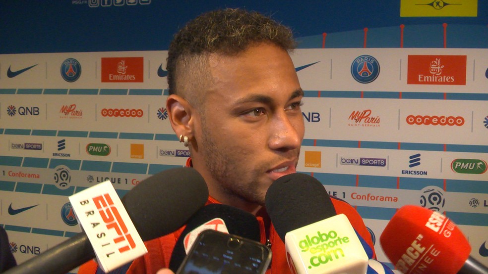 Neymar conversa com a imprensa após dar show pelo PSG (Foto: Ivan Raupp)
