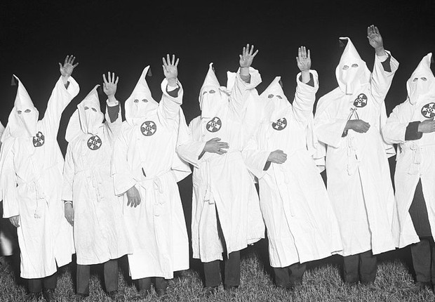 Divisões diferentes da Ku Klux Klan discriminam afro-americanos, judeus e imigrantes; mais recentemente, também há atos de discriminação contra a comunidade LGBT (Foto: Getty Images via BBC)