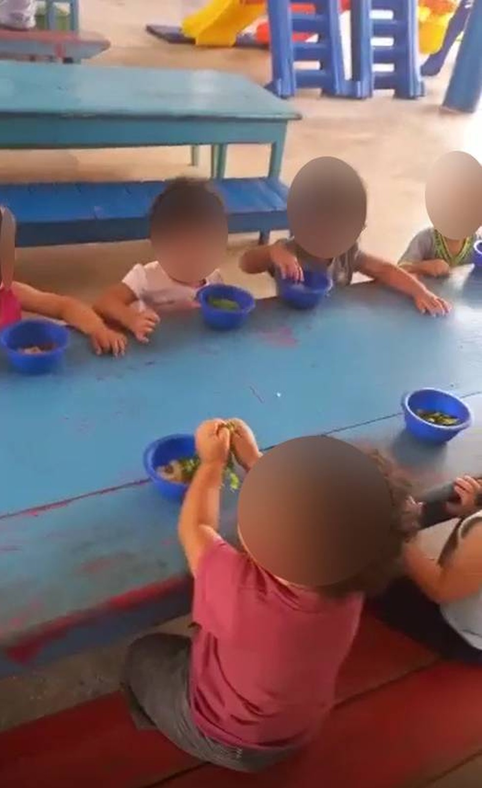 Vídeo mostra crianças comendo com a mão em Comodoro (MT) — Foto: Reprodução