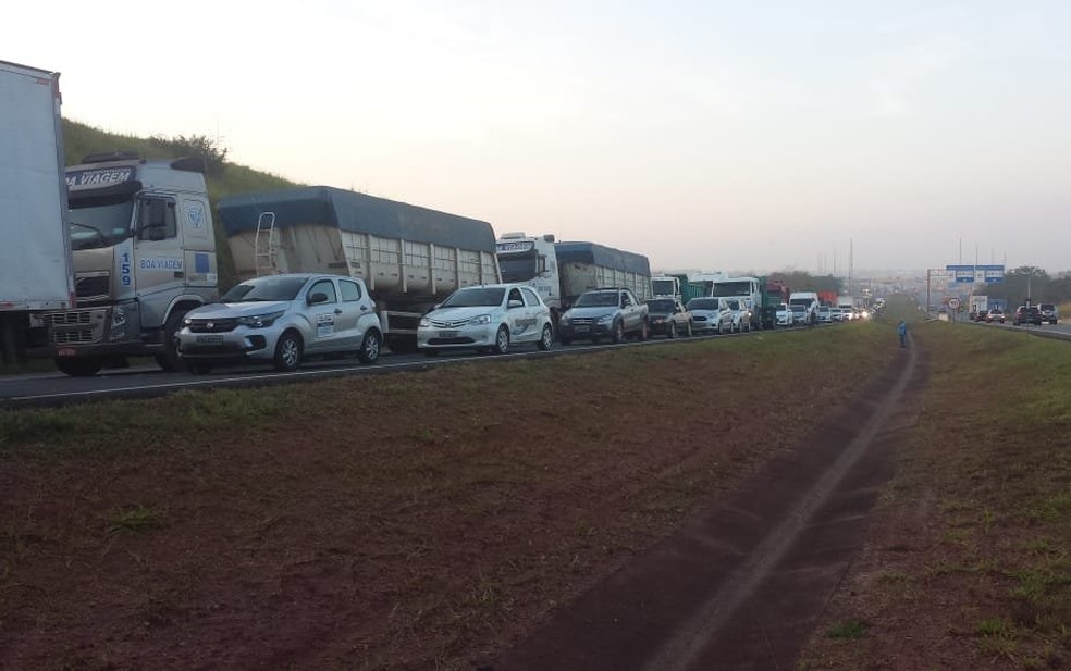 Acidente em rodovia de Limeira causa congestionamento (Foto: Joice Starke/EPTV)