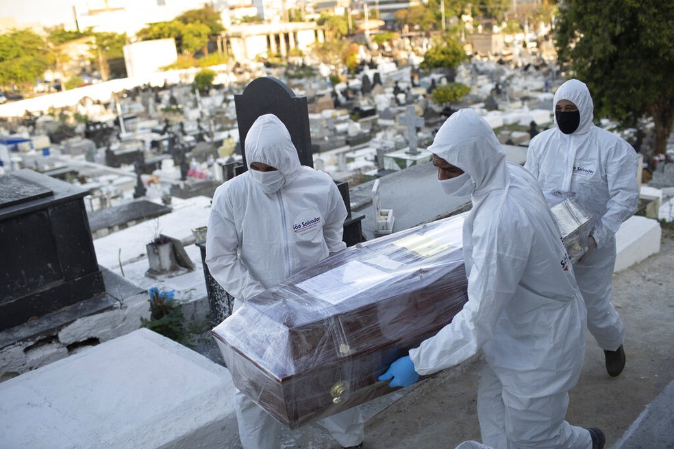 Enterro de uma mulher de 72 anos, v&iacute;tima da Covid no Brasil. &mdash; Foto: Silvia Izquierdo/AP