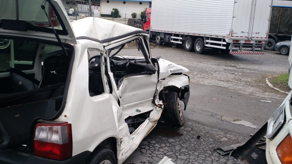 Vítimas feridas estava no carro  — Foto: Corpo de Bombeiros/ Divulgação