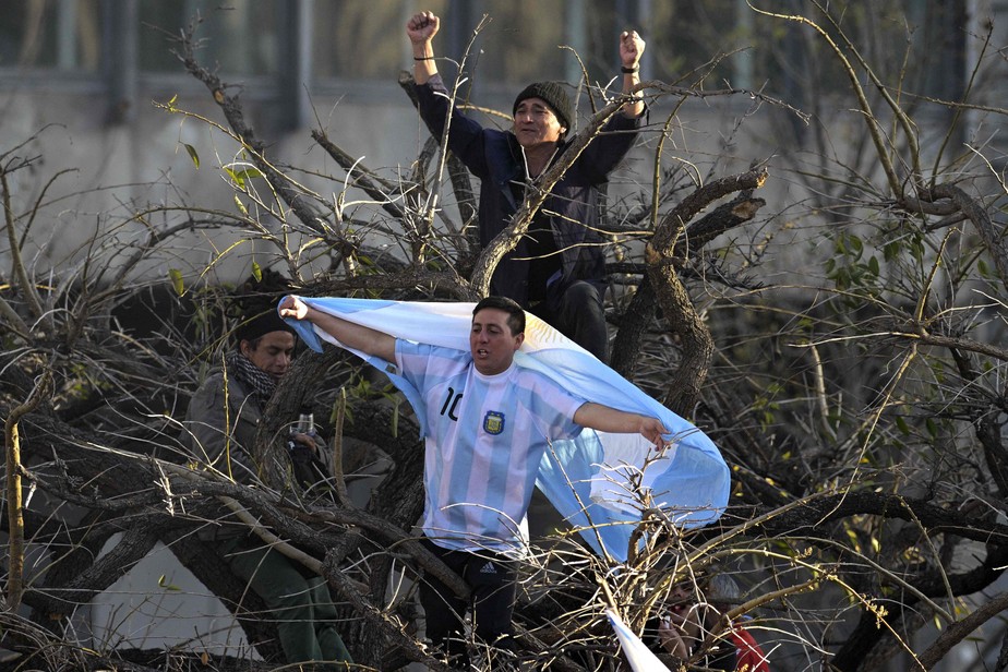 Participantes do ato de apoio a Cristina Kirchner sobem em árvore na Praça de Maio