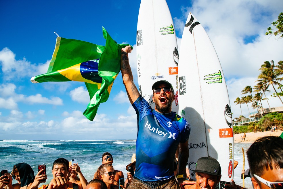 Filipe Toledo é campeão em Sunset Beach — Foto: Tony Heff / WSL