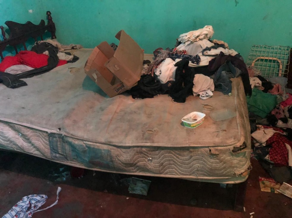 Polícia localizou menina em residência com condições precárias para moradia em Anápolis, Goiás — Foto: Reprodução/TV Anhanguera