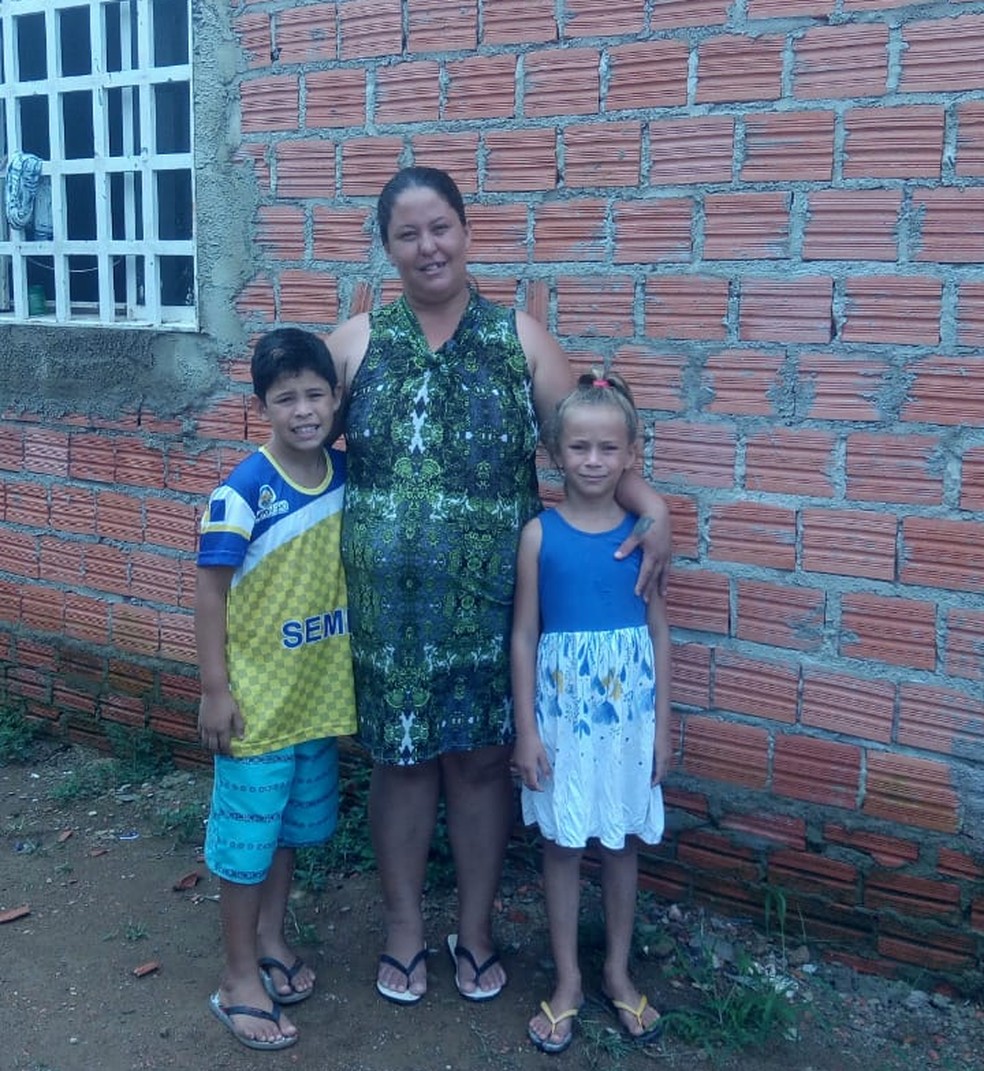 Priscila Carla e os filhos na frente da casa que ganharam no projeto Tijolinho, em Porto Velho. — Foto: Priscila Carla/Arquivo Pessoal 