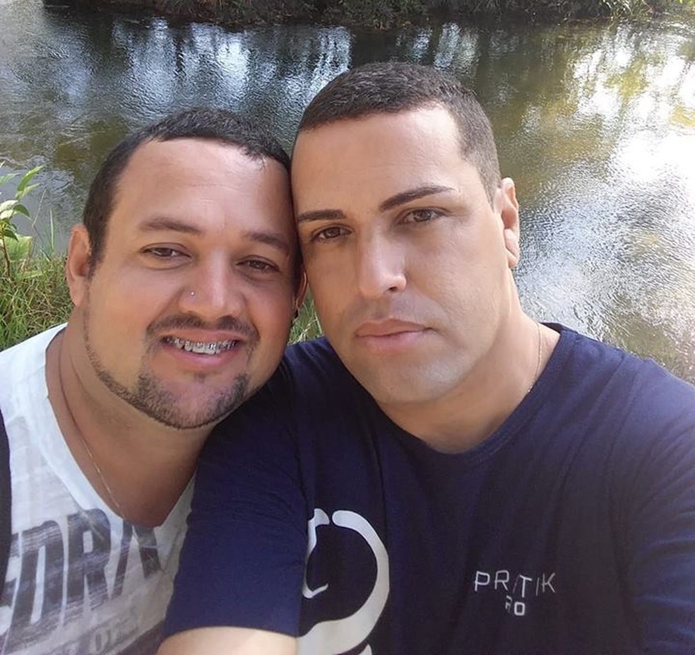 Daniel (de azul) e OzÃ©ias (de branco) estavam juntos hÃ¡ mais de 10 anos â Foto: Facebook/ReproduÃ§Ã£o