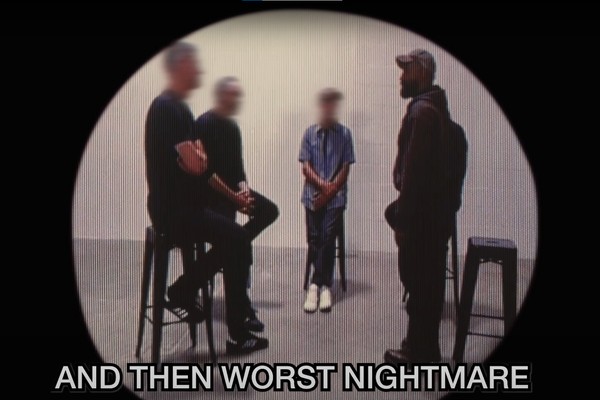 Kanye West mostra vídeo pornô em reunião de negócios (Foto: Reprodução/YouTube)