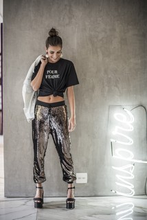 A modelo Carol Perlingeiro é a protagonista da campanha de verão 2018 do e-commerce OQVestir, batizada de "Inspire". Ela foi fotografada por Bia Monteiro, com styling de Larissa Takigawa