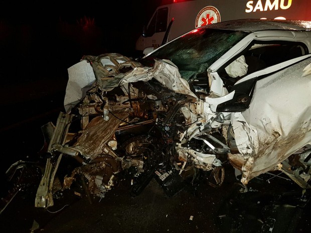 Motoristas dos dois carros morreram (Foto: Corpo de Bombeiros/Divulgação)