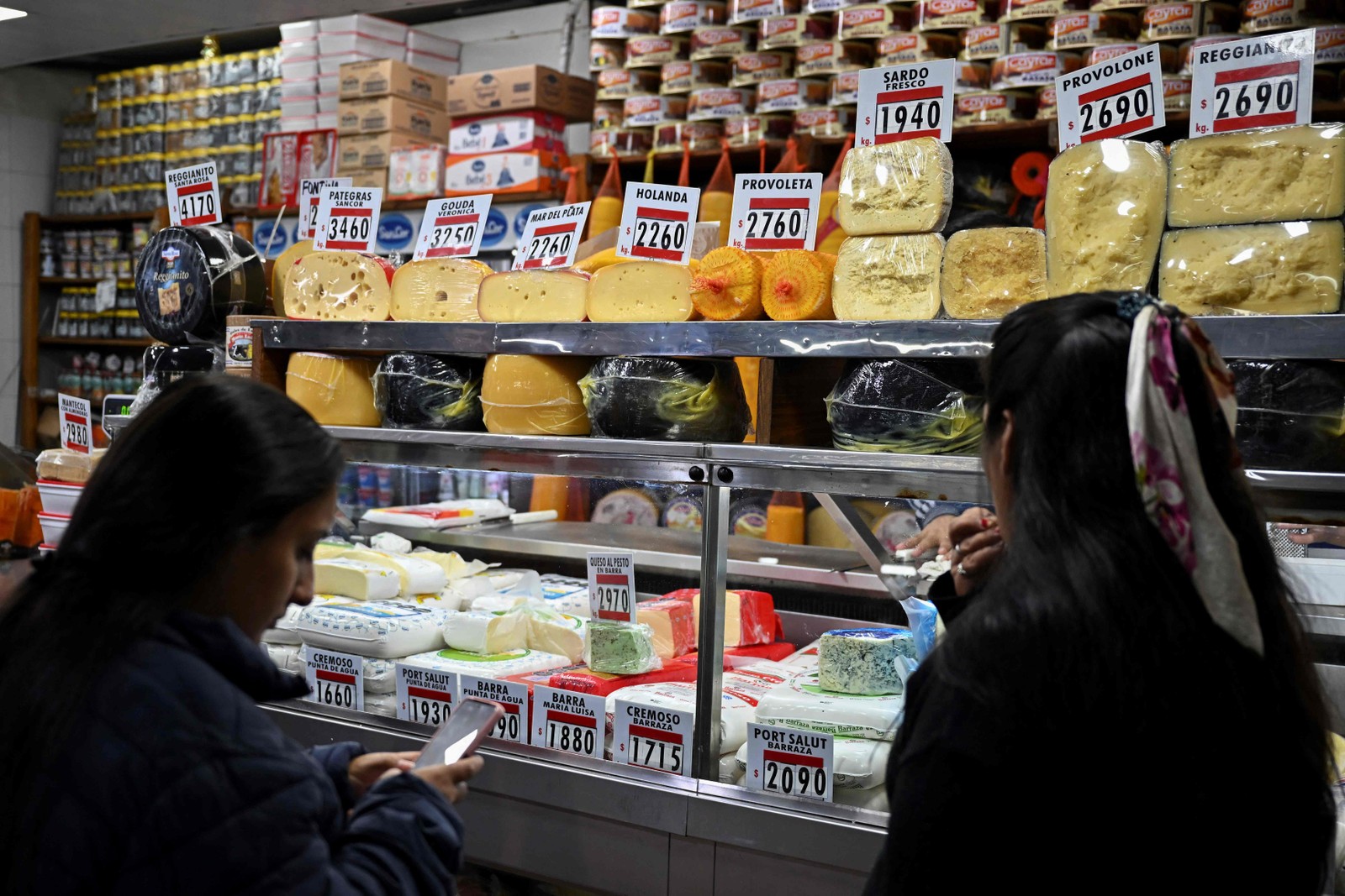 Mulheres compram queijo em uma banca do Mercado Central de Buenos Aires. Argentina tem uma das maiores taxas de inflação do mundo. — Foto: Luis ROBAYO / AFP