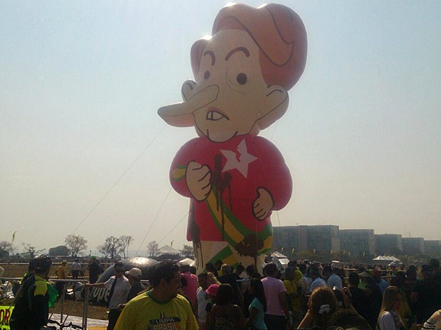 Boneco inflável da presidente Dilma Rousseff (Foto: Mateus Rodrigues/G1)