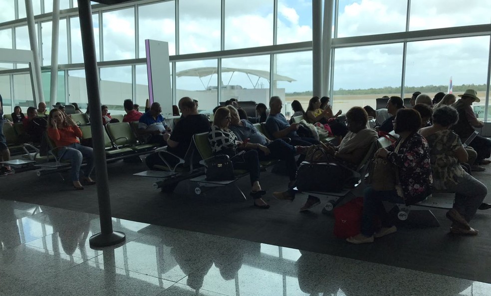 Passageiros aguardam informações na área de embarque do Aeroporto de São Gonçalo do Amarante (Foto: Marcelo Barbosa)