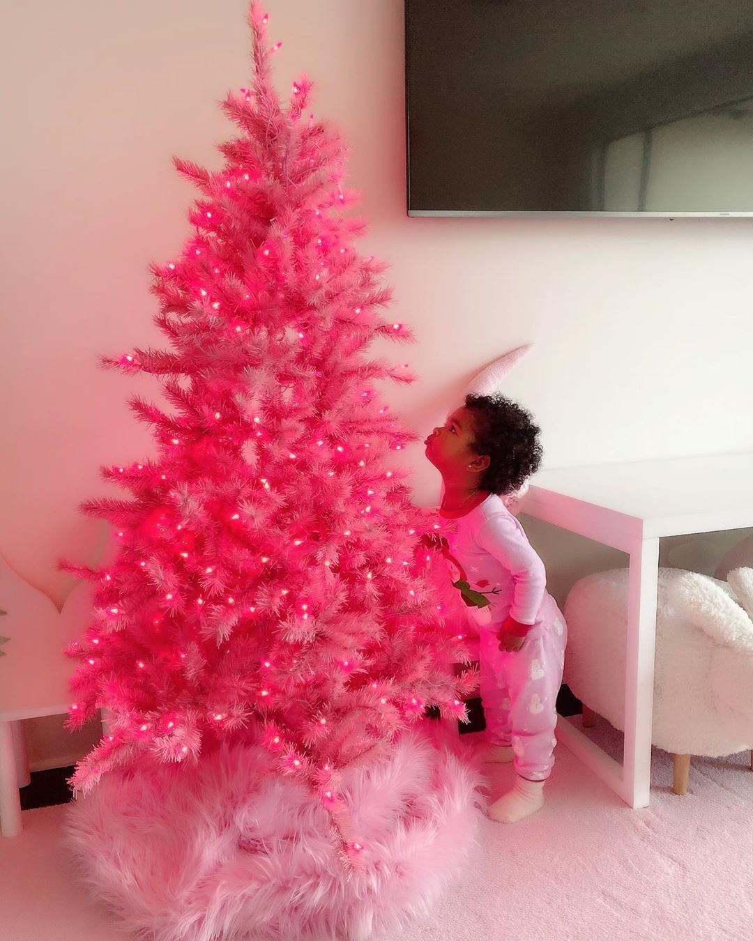 Khloé Kardashian mostra filha ao lado de sua árvore de Natal rosa (Foto: Reprodução/ Instagram)