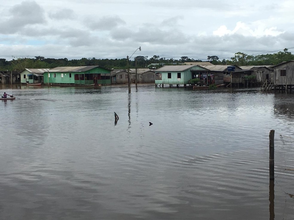Em parte de alguns bairros, o fornecimento de energia elétrica já foi interrompido — Foto: Mazinho Rogério/G1