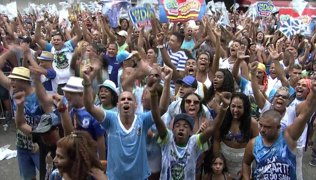 ...e em seguida comemora com um grito, na comunidade em Nilópolis (Foto: Reprodução/TV Globo)