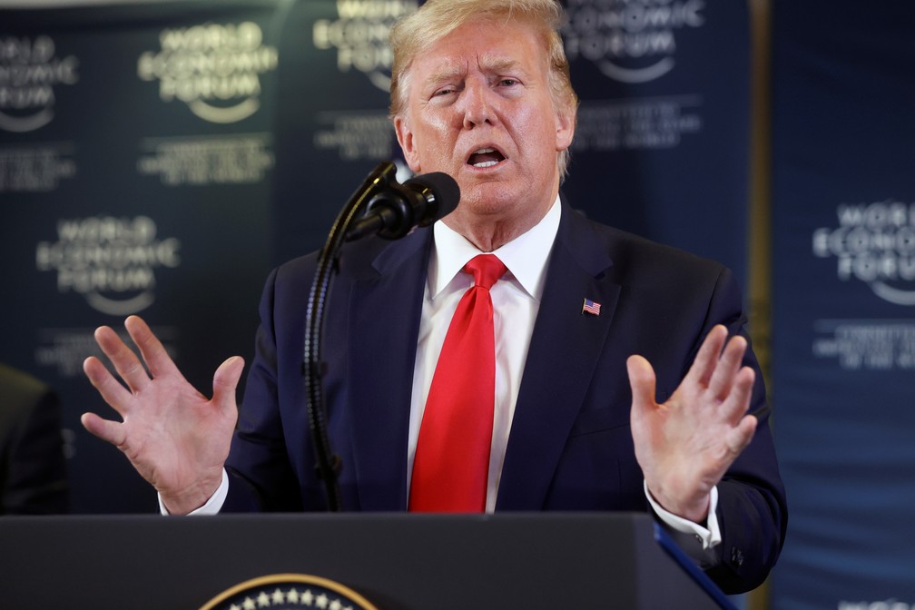 Donald Trump gesticula durante entrevista em Davos, na Su&iacute;&ccedil;a, em 22 de janeiro de 2020 &mdash; Foto: Jonathan Ernst/Reuters