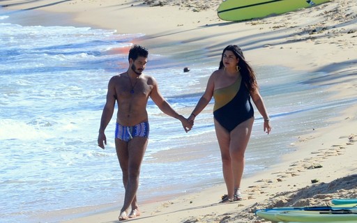Fabiana Karla curte passeio em praia da Bahia com o namorado - (Divulgação)