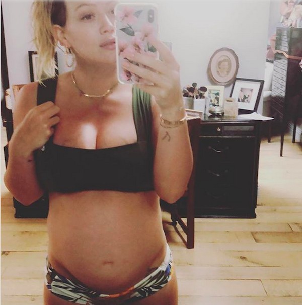 A cantora Hilary Duff mostrando sua barriga crescente  (Foto: Instagram)