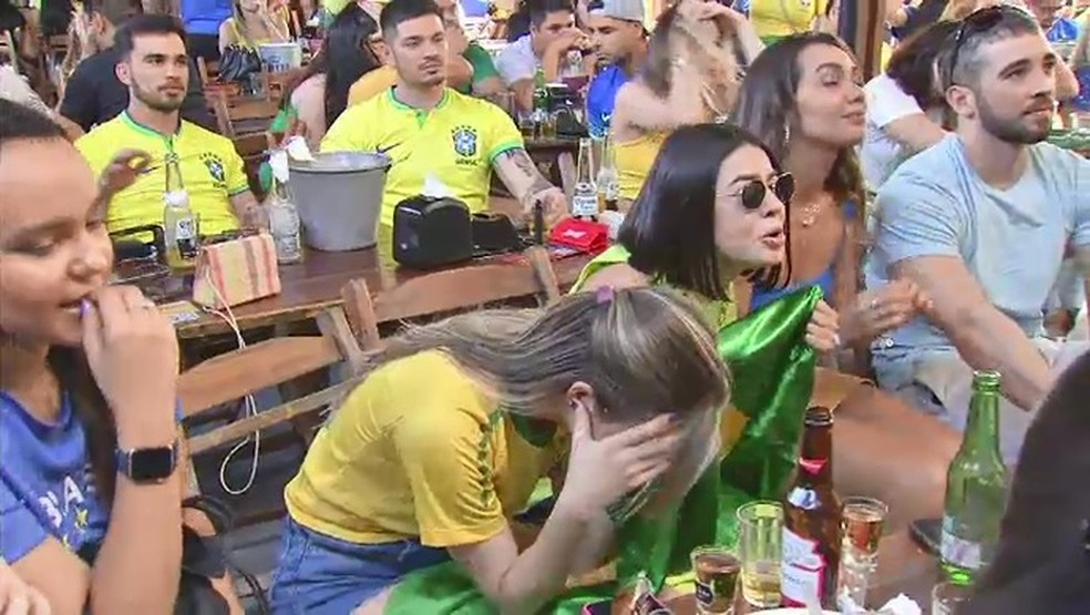 Torcida em bar de Fortaleza no jogo entre Brasil e Croácia. — Foto: Reprodução/TV Verdes Mares