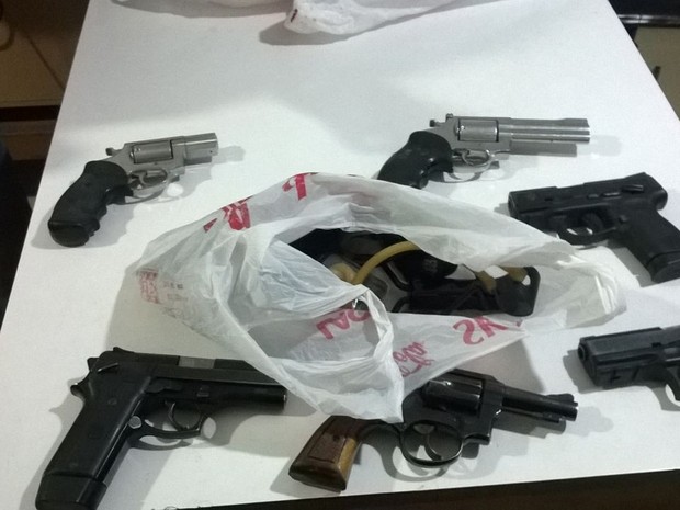 Armas apreendidas na operação conjunta em Encantado, RS (Foto: Divulgação/MP-RS)