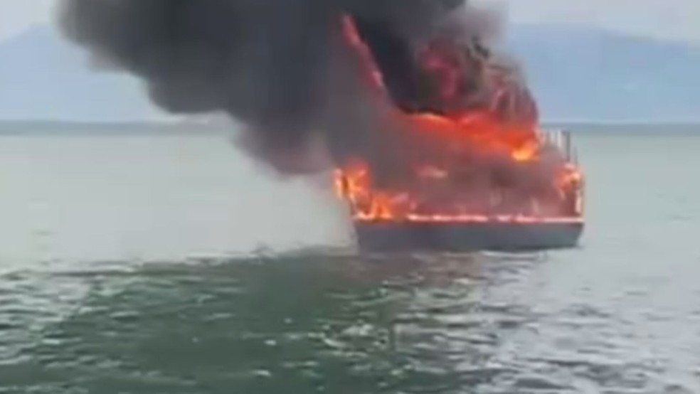Lancha pegou fogo em Cananeia, SP, e duas pessoas estavam a bordo, mas não se feriram — Foto: Reprodução