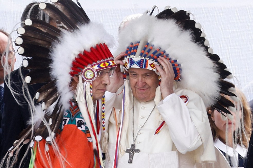 Papa Francisco vestindo cocar durante encontro com líderes indígenas no Canadá — Foto: Guglielmo Mangiapane/REUTERS