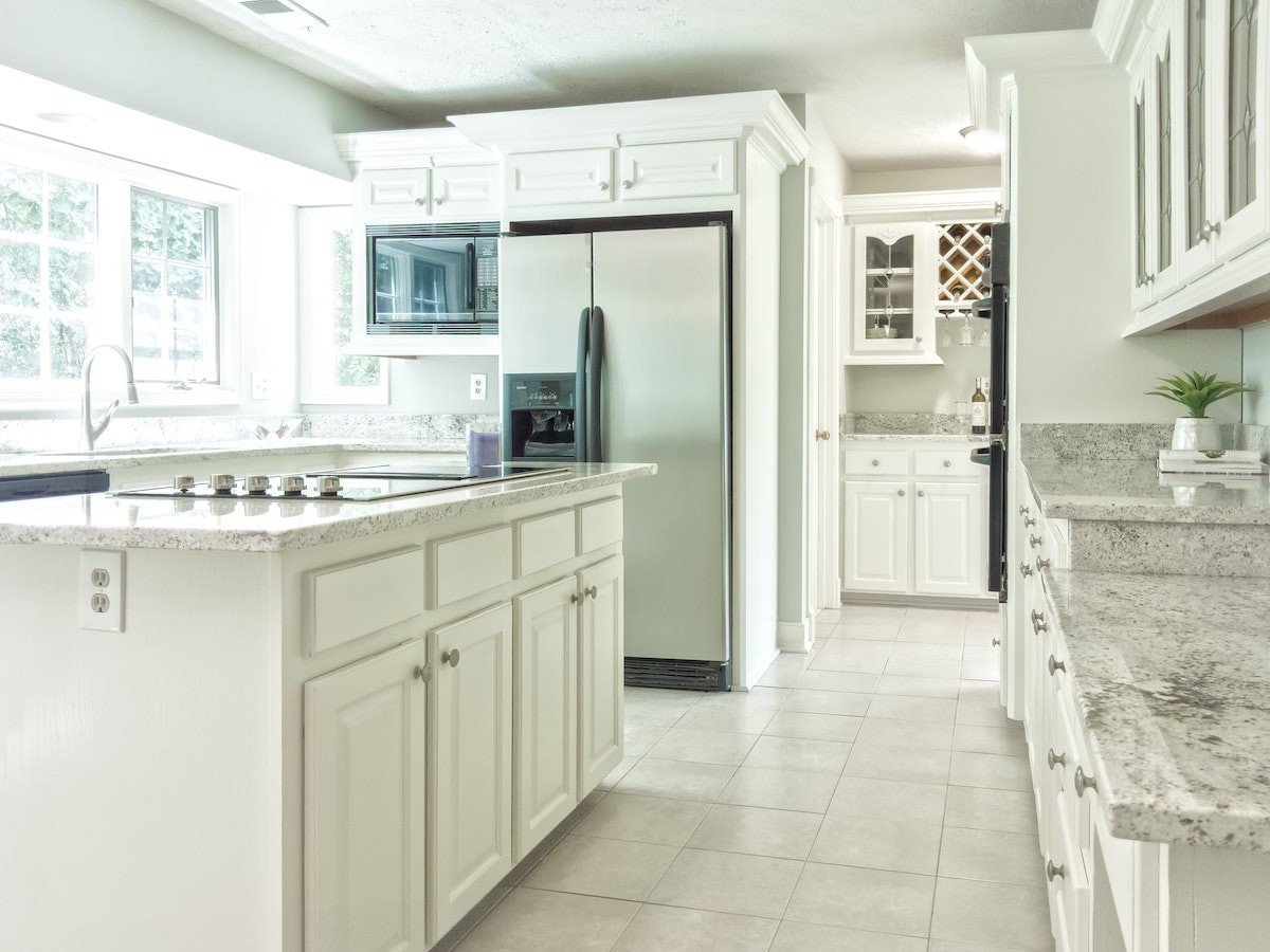 A cozinha é um dos ambientes que deve receber mais atenção na vistoria por conta de vazamentos e imperfeições (Foto: Unsplash / Obi Onyeador / CreativeCommons)