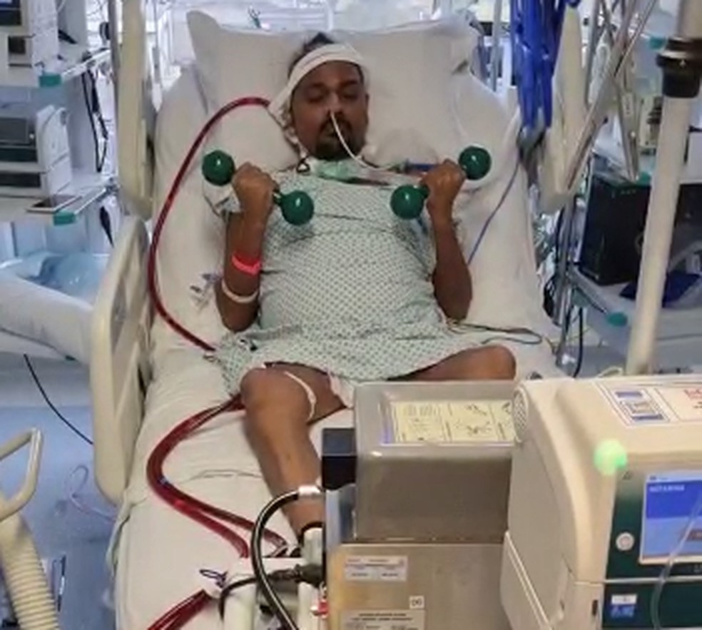 Henrique fazendo fisioterapia durante os quatro meses que ficou em terapia ECMO — Foto: Arquivo pessoal